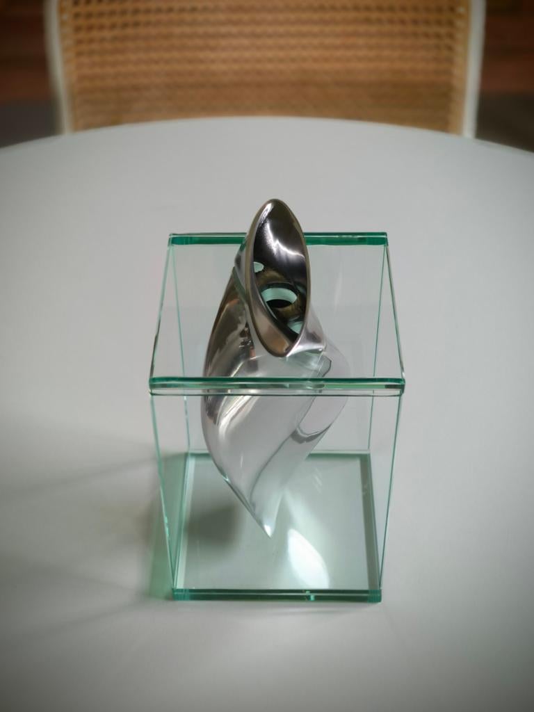 Modernistische designvaas in gietijzer en glas van Lisa Mori, Ophalen of Verzenden, Gebruikt, Glas