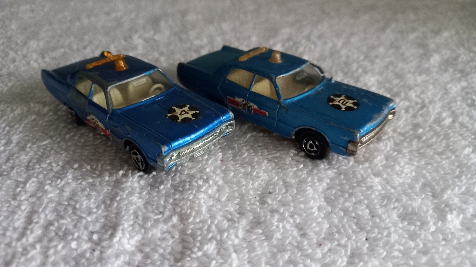 2x Majorette, Hobby & Loisirs créatifs, Voitures miniatures | 1:87, Enlèvement ou Envoi, Majorette