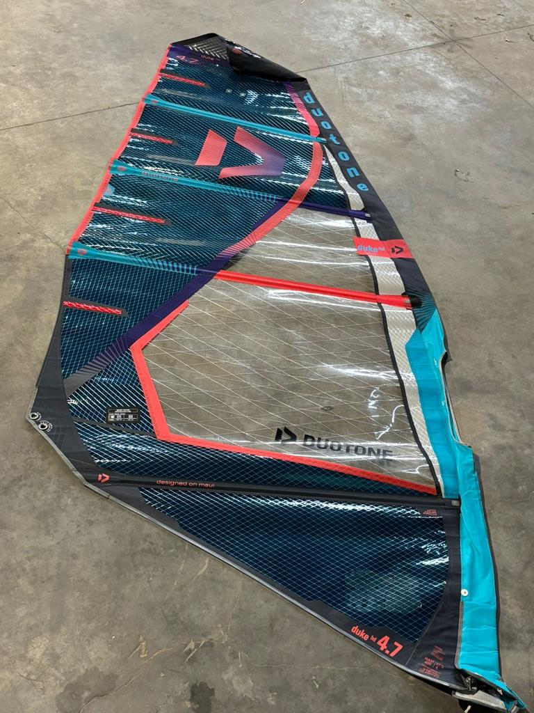 Duotone DUKE 4.7 - windsurf zeil - topstaat, Sports nautiques & Bateaux, Planche à voile, Enlèvement, Comme neuf, Voile