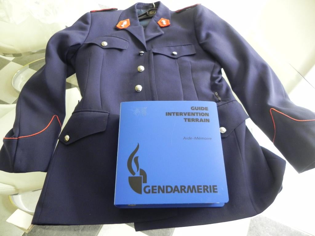 gendarmerie uniforme sous officier et guide, Collections, Envoi, Gendarmerie, Vêtements ou Chaussures