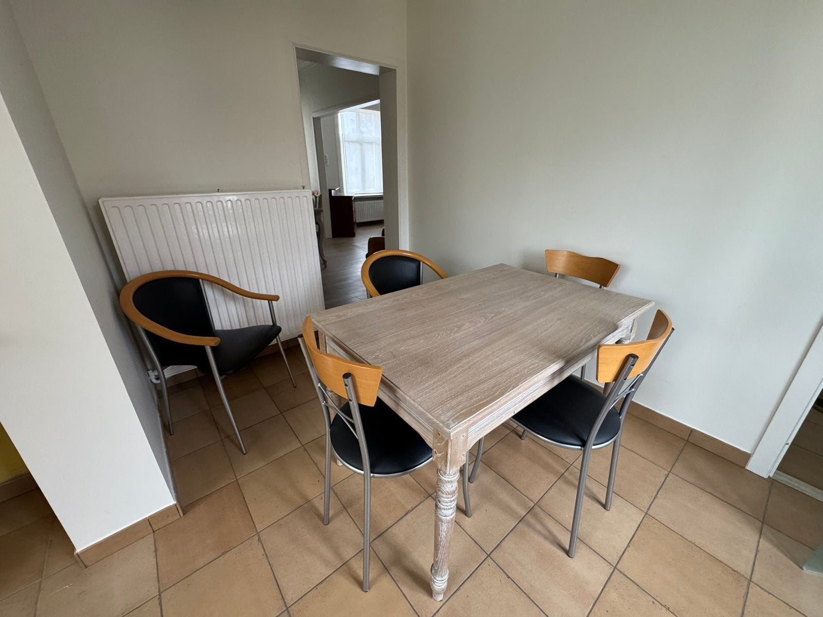 1 Eettafel, 5 stoelen en 3 taboeretten, Ophalen