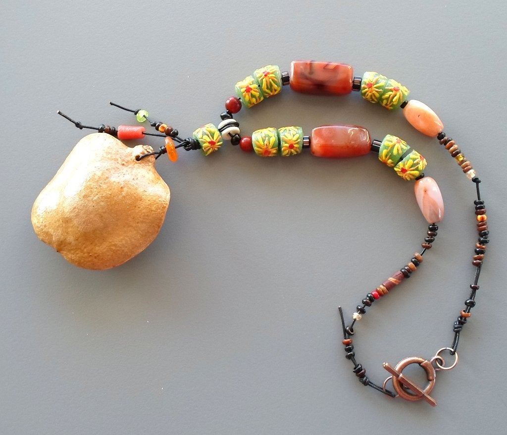 Collier ethnique en cornalines et pâtes de verre africaines, Neuf, Pierre ou Minéral, Avec pierre précieuse, Enlèvement ou Envoi