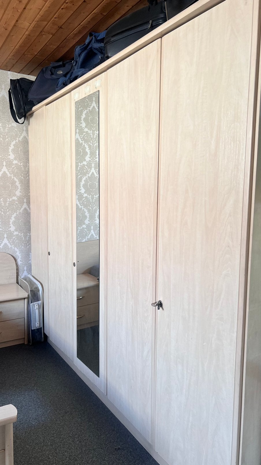 Grote houten kledingkast + gratis bed- en nachtkastjes, Huis en Inrichting, Ophalen, Gebruikt, Tweepersoons