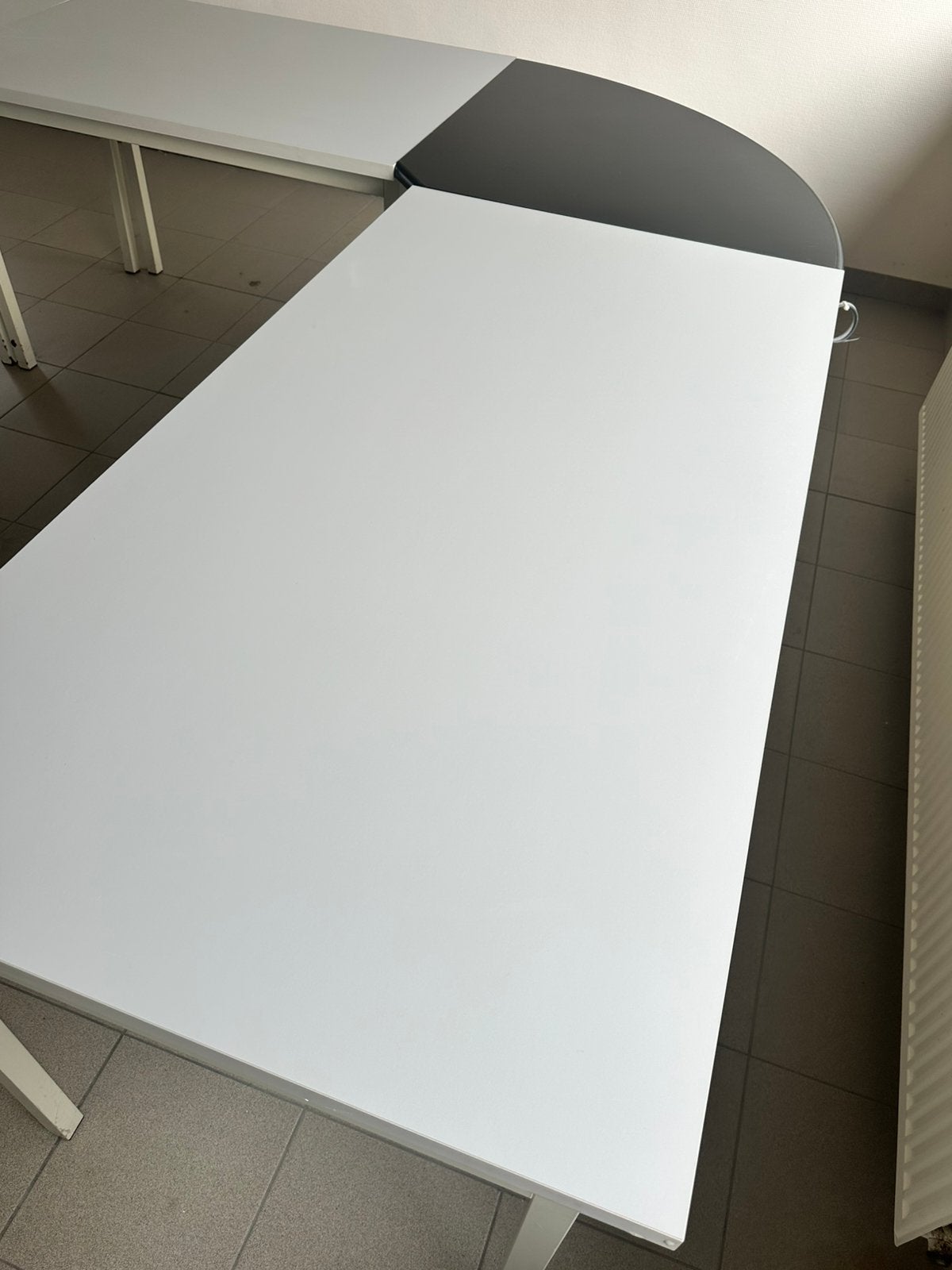 Bureau tafels + bureaustoel + 2 losse stoelen, Huis en Inrichting, Ophalen, Gebruikt, Grijs, Bureaustoel