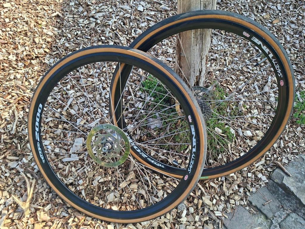 Wielen 28 inch deore naven banden in nieuwstaat, Enlèvement