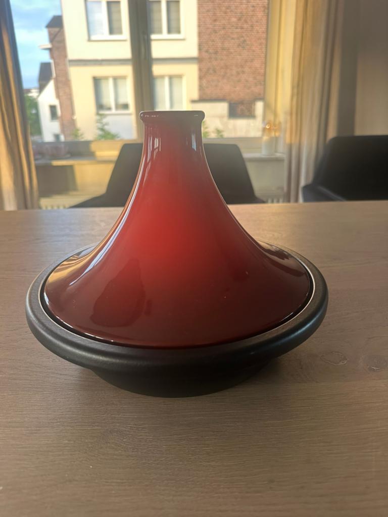 Le Creuset Tajine 27 cm Rouge cerise, Enlèvement ou Envoi, Comme neuf, Fonte