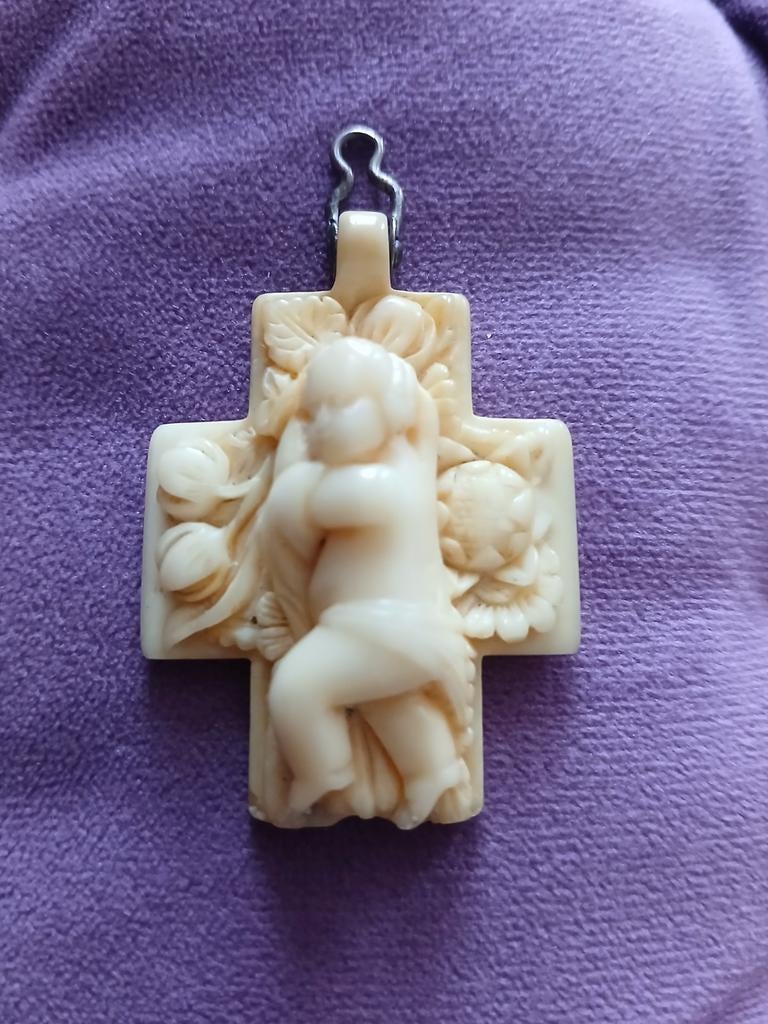Pendentif Enfant Jesus Sur La Croix XIX Eme