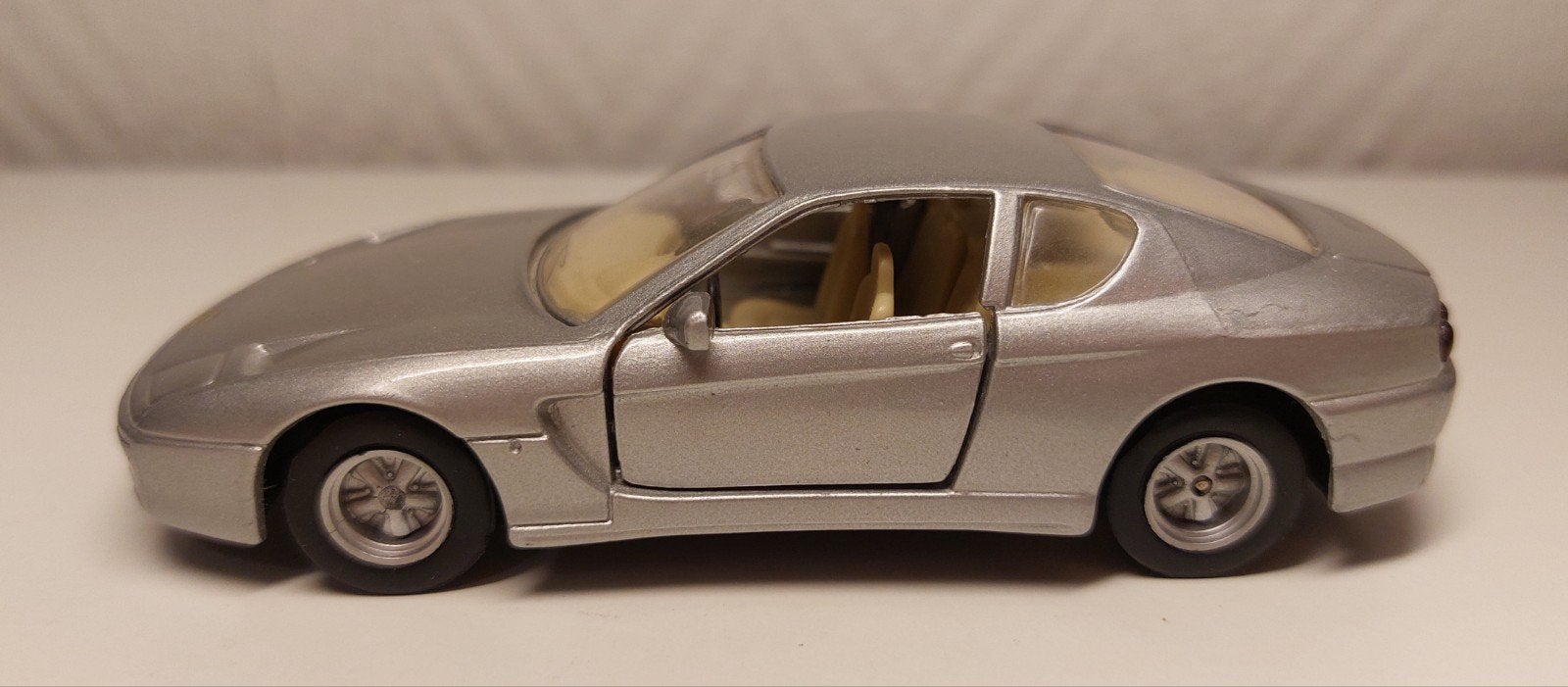 Ferrari 456 GT zilver, beige interieur. Maisto Shell, Hobby en Vrije tijd, Ophalen of Verzenden, Gebruikt, Auto, Overige merken
