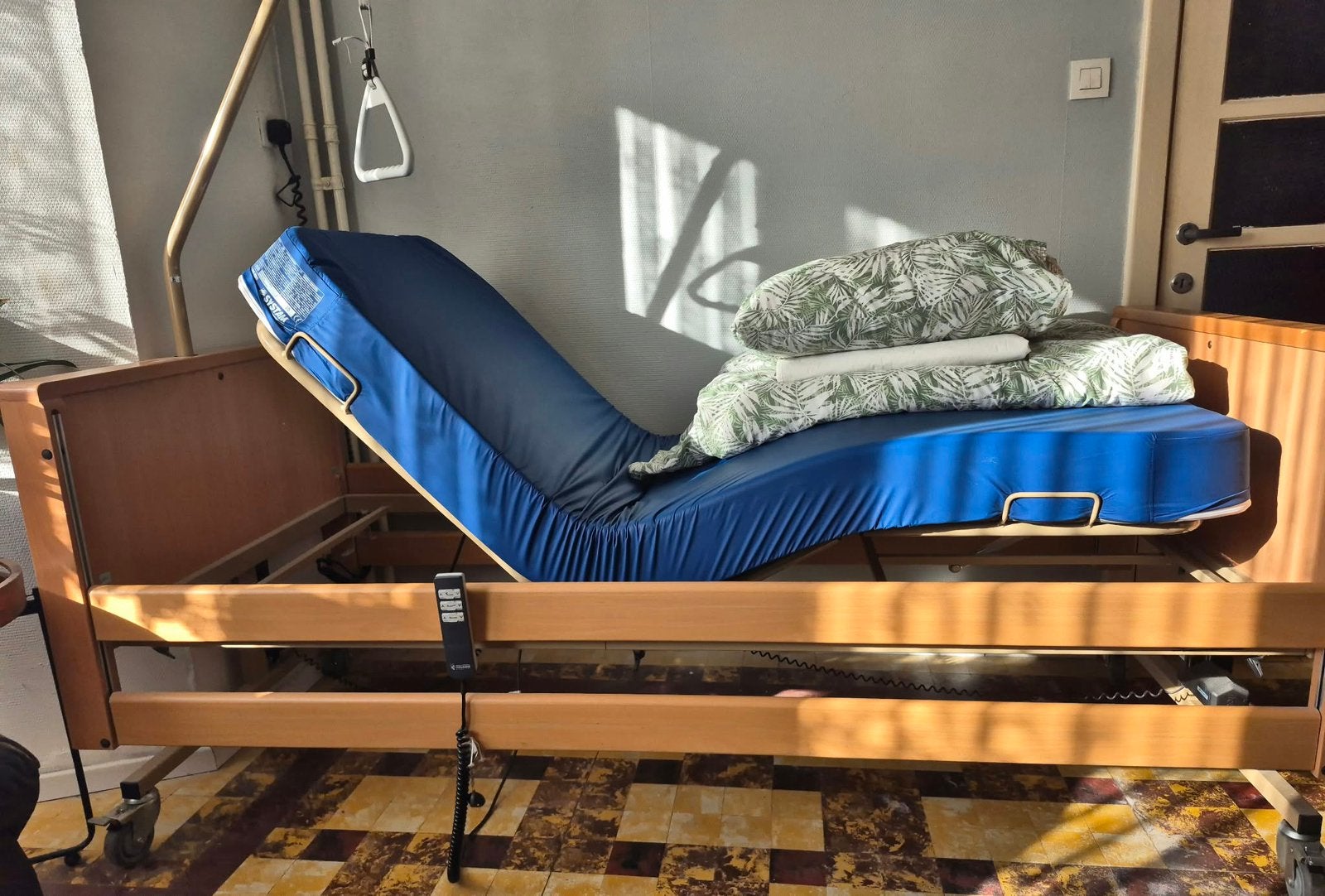 Te koop: Thuasne elektrisch medisch bed — 700€., Ophalen, Zo goed als nieuw