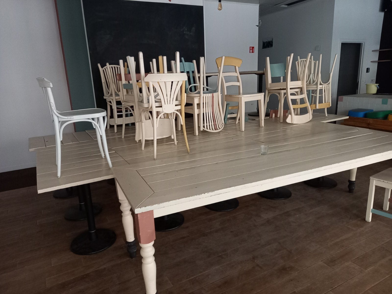 Lot 40 chaises en bois, Maison & Meubles, Enlèvement, Cinq, Six Chaises ou plus, Utilisé, Bois