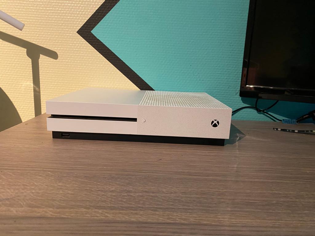 Xbox one s + 3 games, Games en Spelcomputers, Spelcomputers | Xbox One, Ophalen, Zo goed als nieuw, Xbox One