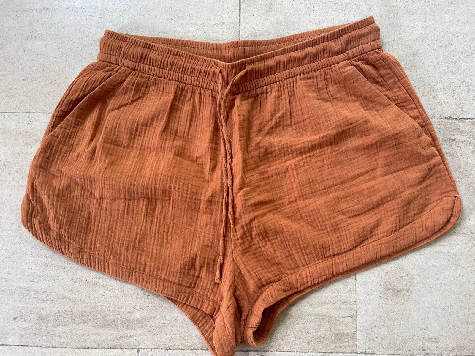 Leuke short H&M maat L, Kleding | Dames, Broeken en Pantalons, Maat 42/44 (L), Ophalen of Verzenden, Zo goed als nieuw, Bruin