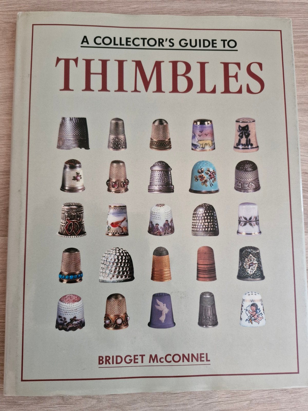 A Collector's Guide to Thimbles , 1e druk , 1990 , als nieuw, Verzamelen, Vingerhoedjes, Ophalen of Verzenden, Zo goed als nieuw