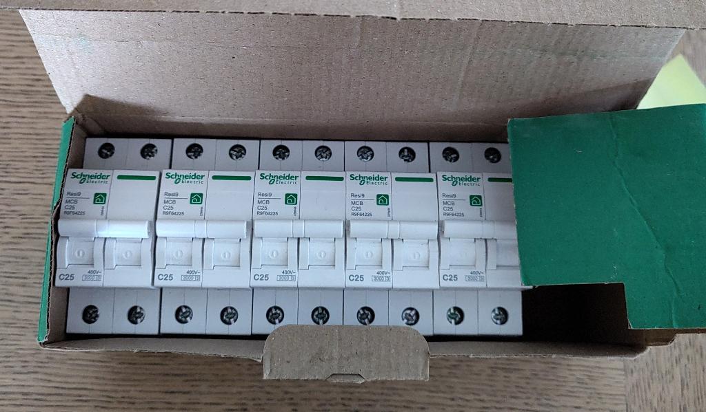 verschillend elektrisch werkmateriaal Schneider Resi9, Doe-het-zelf en Bouw, Ophalen, Zo goed als nieuw, Schakelaar