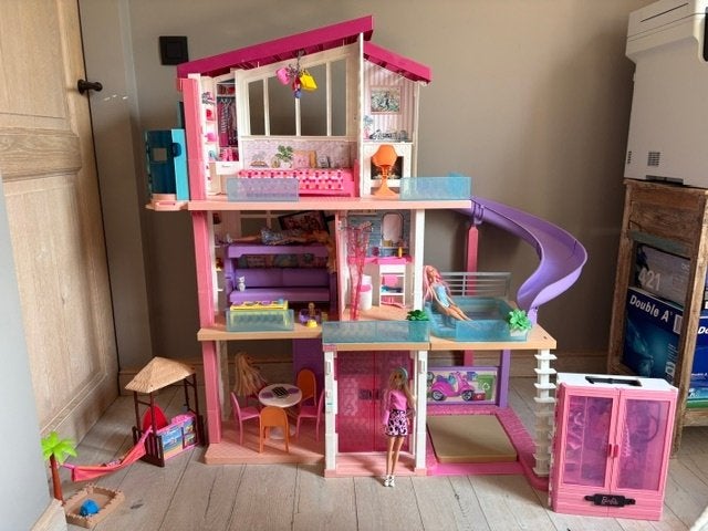 Barbie Dream House (nagenoeg splinternieuw), Kinderen en Baby's, Speelgoed | Poppenhuizen, Ophalen, Zo goed als nieuw, Poppenhuis