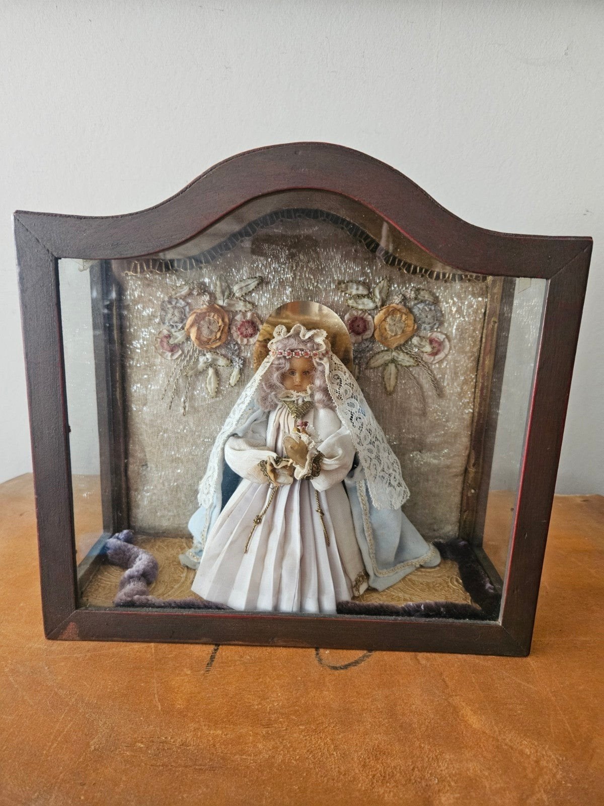Houten vitrinekastje met Mariabeeld, Enlèvement