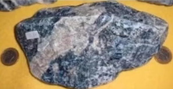 GROOT RUW STUK SODALIET, Verzamelen, Mineralen en Fossielen, Ophalen of Verzenden