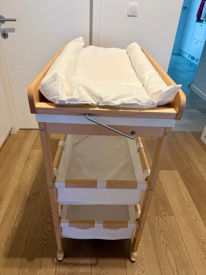 Changing table with bathtub / Table à langer avec baignoire, Kinderen en Baby's, Badjes en Verzorging, Ophalen, Zo goed als nieuw