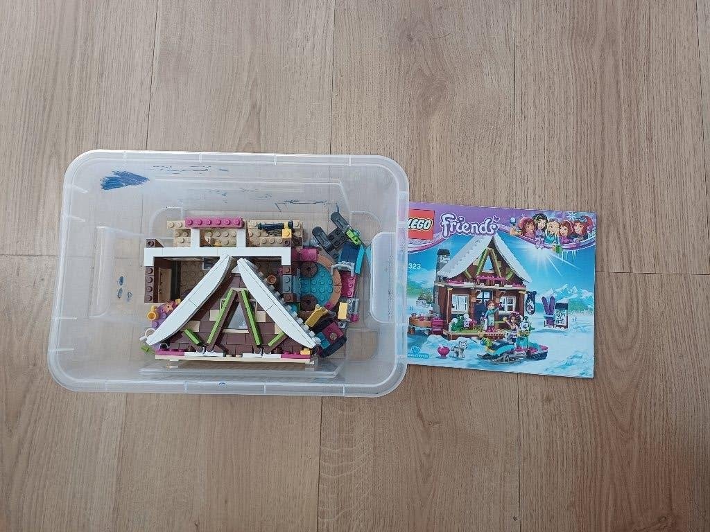 Dit is de LEGO Friends 41323 – Snow Resort Chalet, Kinderen en Baby's, Speelgoed | Duplo en Lego, Ophalen, Zo goed als nieuw, Lego