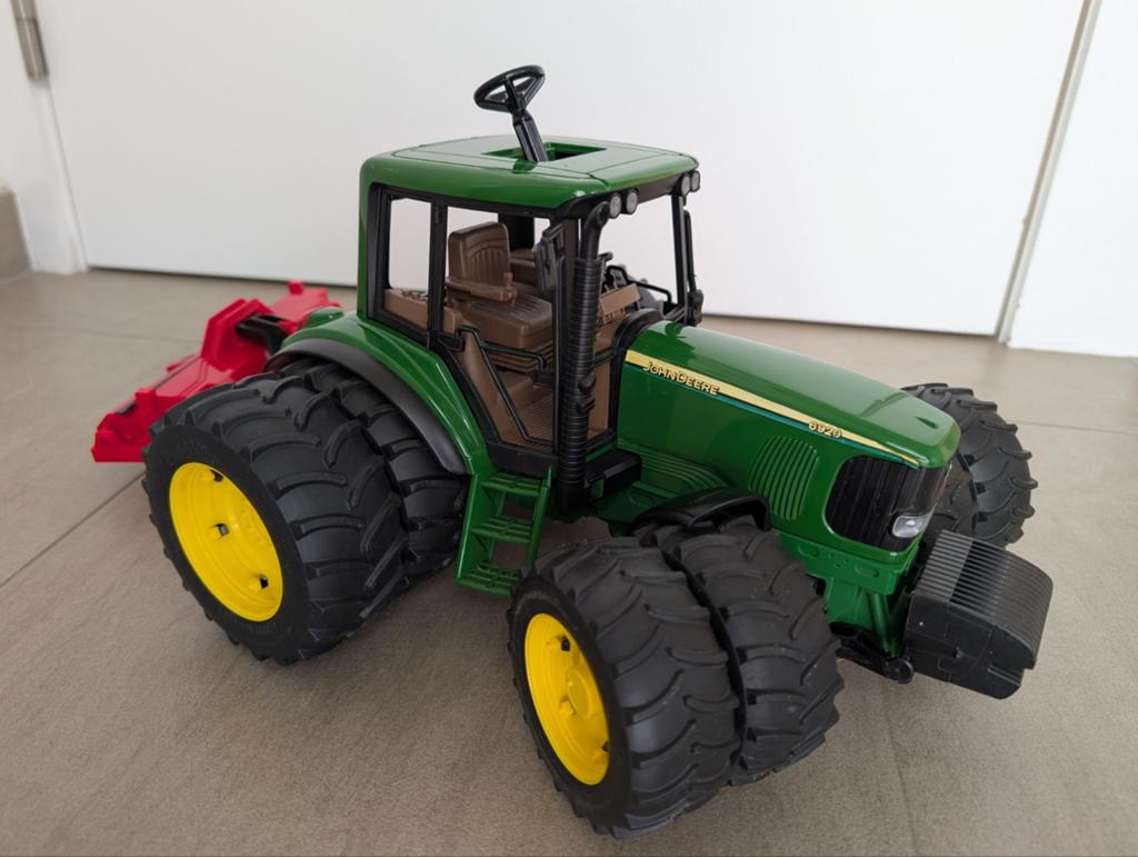 Bruder tractor incl. Extra wielset & poets/veegmachine, Hobby en Vrije tijd, Modelauto's | 1:32, Ophalen