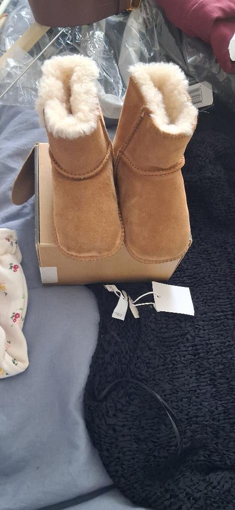 UGG baby in zeer goede staat, zeer gemakkelijk te dragen, Ophalen, Zo goed als nieuw, UGG, Jongetje of Meisje