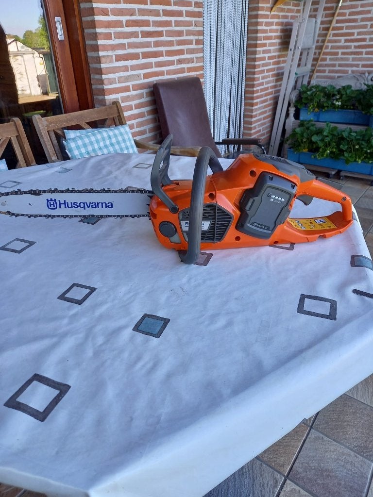 Husqvarna Type 340 i met 2 batterijen,lader en extra ketting, Tuin en Terras, Handzagen, Zo goed als nieuw, Boomzaag, Ophalen