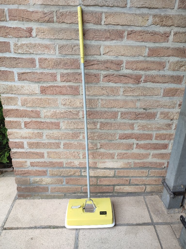 Aspirateur balai manuel des années 40, Enlèvement