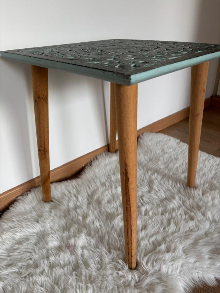 Sfeervolle  vintage bijzettafel met unieke sierblad, Minder dan 55 cm, Gebruikt, Vierkant, Hout