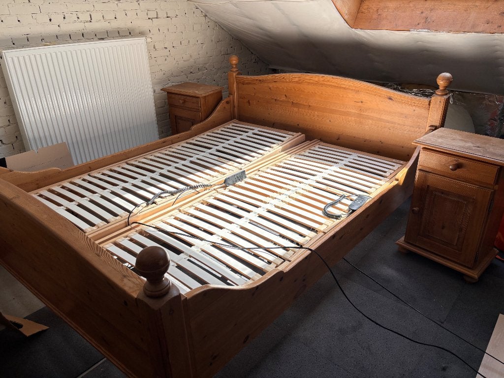 Bed met elektrische laddenbodems en nachtkastjes, Comme neuf, Brun, Enlèvement, Bois