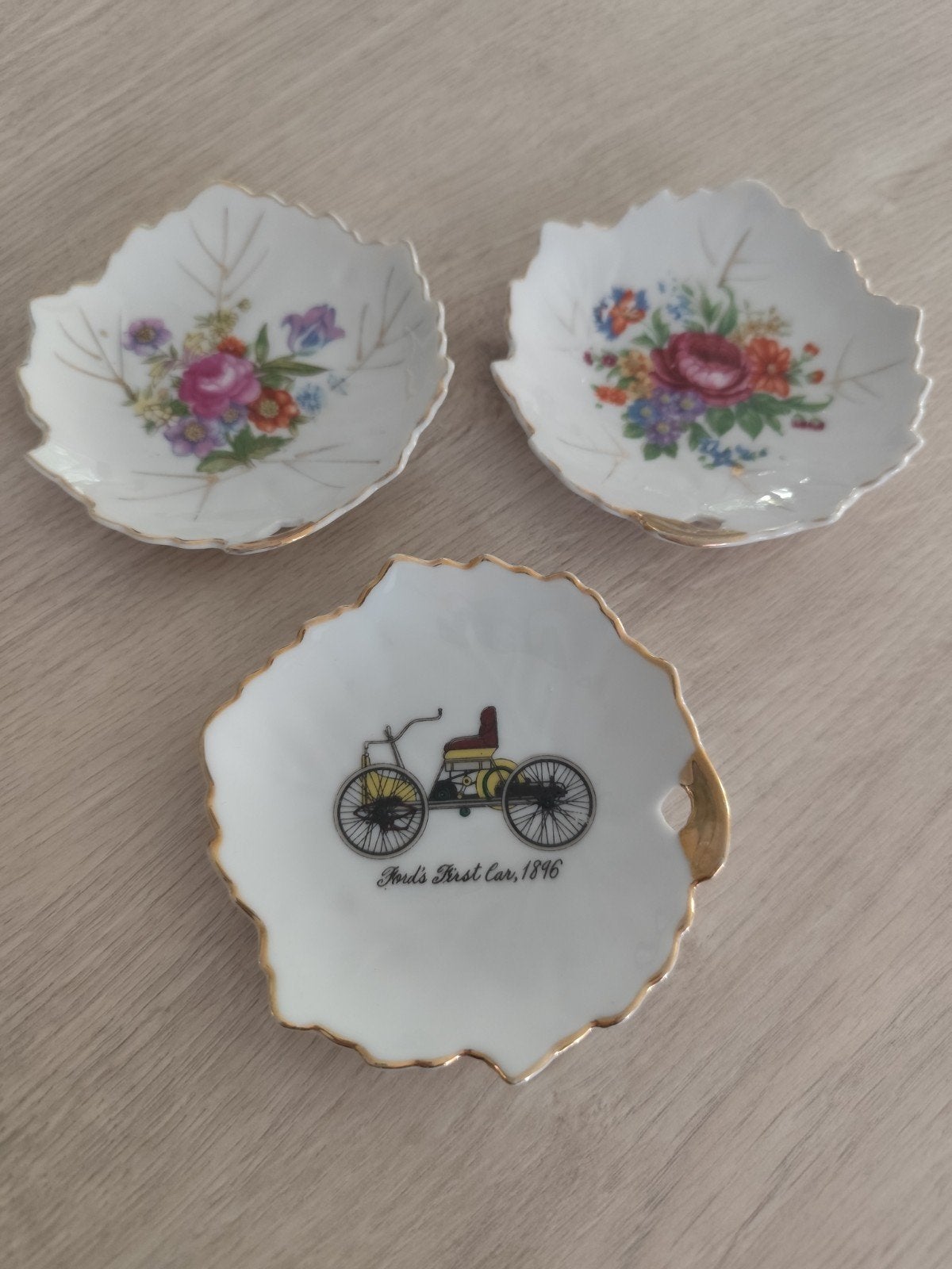 Lot de 3 coupelles vintage en porcelaine forme feuille dorée, Enlèvement ou Envoi