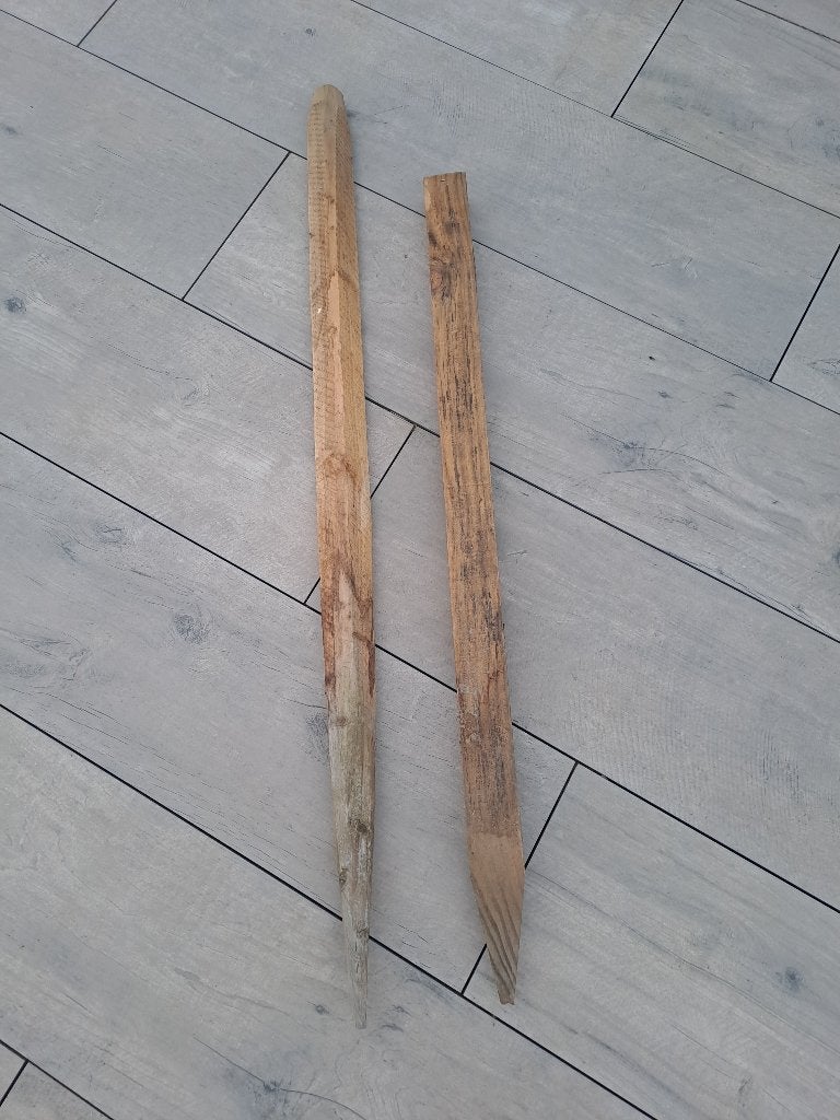 PIQUETS DE CHANTIER EN BOIS POINTU, Bricolage & Construction, Planches & Dalles, Comme neuf, Planchers ou planches, Bois, 50 à 150 cm