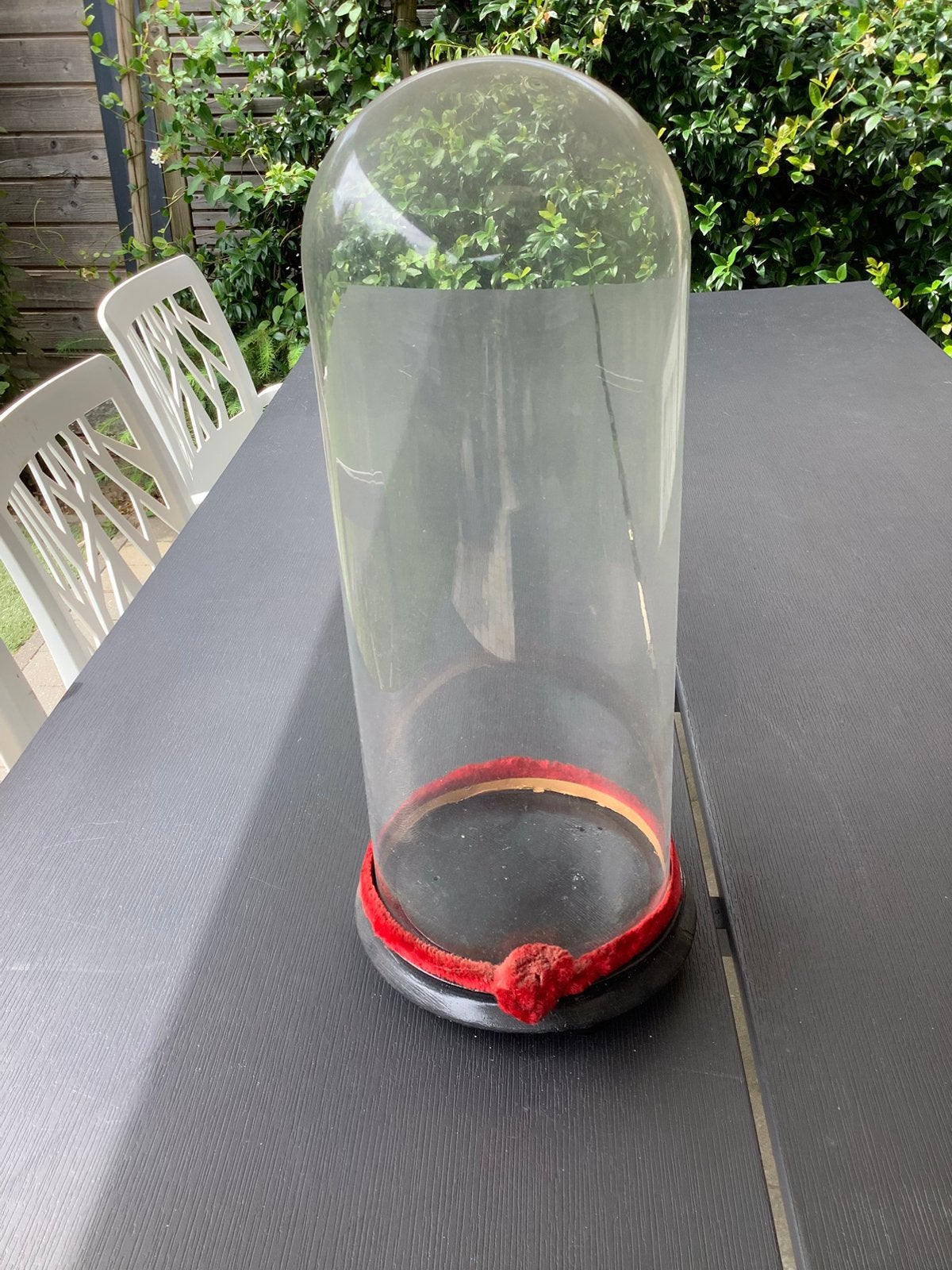 Oude stolp in glas met houten voet, Enlèvement