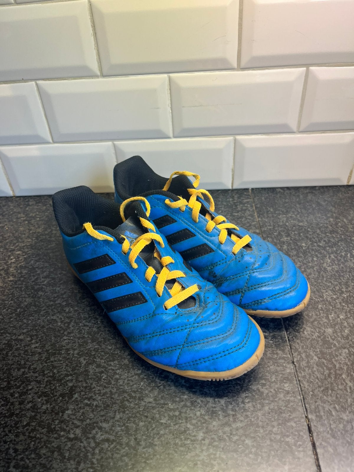 Adidas zaalvoetbalschoenen blauw/geel – maat35, Ophalen of Verzenden, Zo goed als nieuw, Schoenen