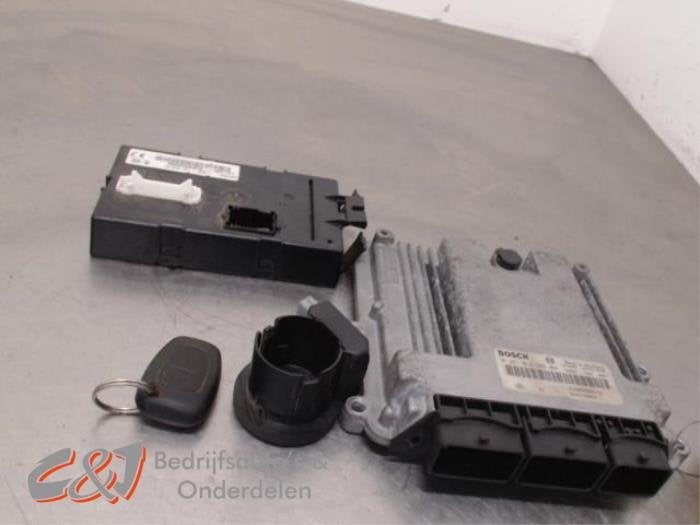Kontaktslot + computer van een Opel Vivaro, Gebruikt, -, -, Opel