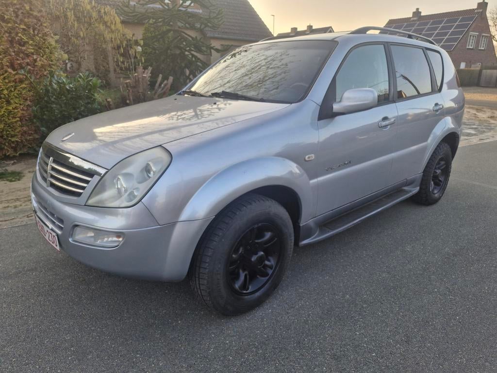 REXTON 2.7 D X AUTOMAAT 4WD  LICHTEVRACHT 3500KG SL, Auto's, Automaat, Stof, Zwart, 2698 cc