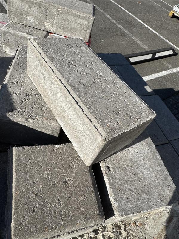 .Betonstenen - 83st., Doe-het-zelf en Bouw, Ophalen, Zo goed als nieuw, Beton