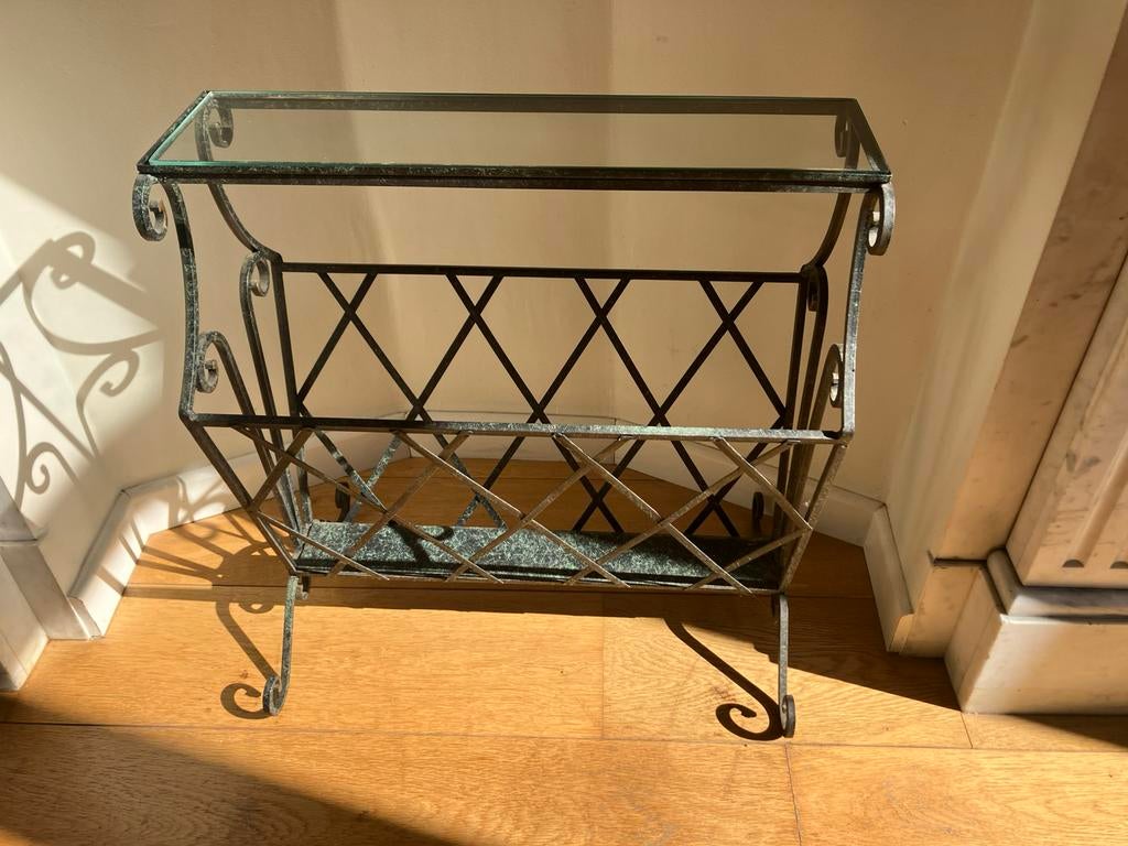 Porte-magazines vintage en fer forgé avec étagère en verre., Ophalen