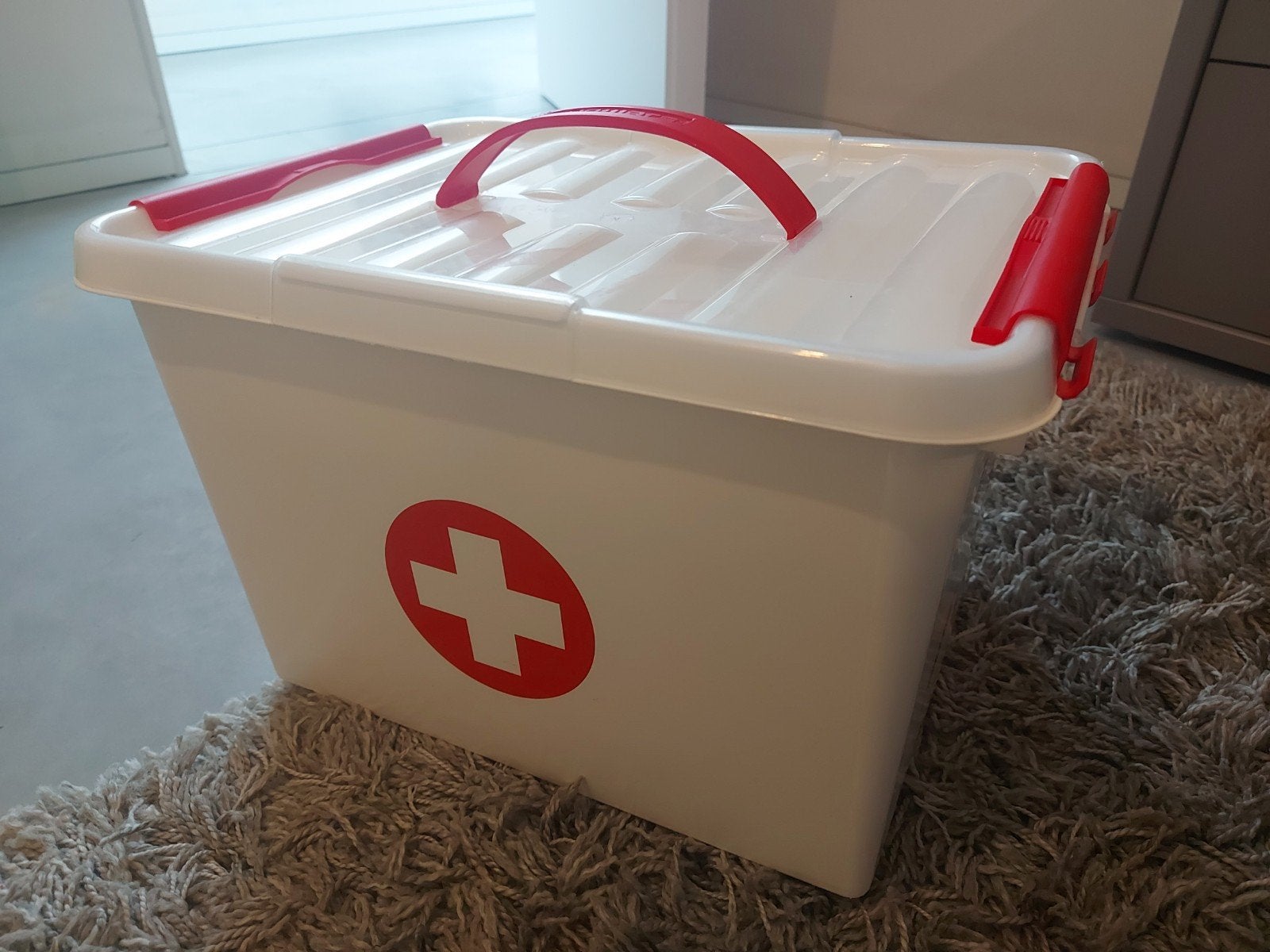 EHBO doos voor medicatie en verzorgingsproducten in bewaren, Diversen, Ophalen, Gebruikt
