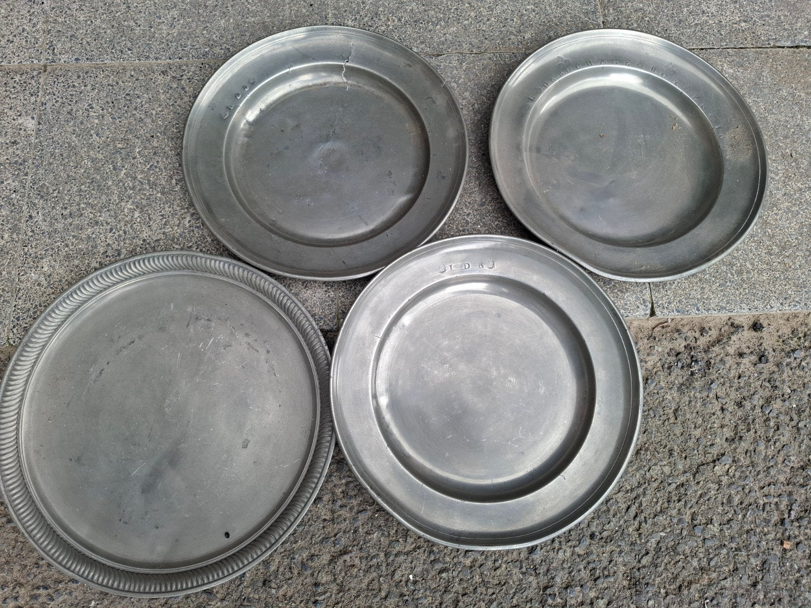 anciens pots et assiettes en étain, Enlèvement