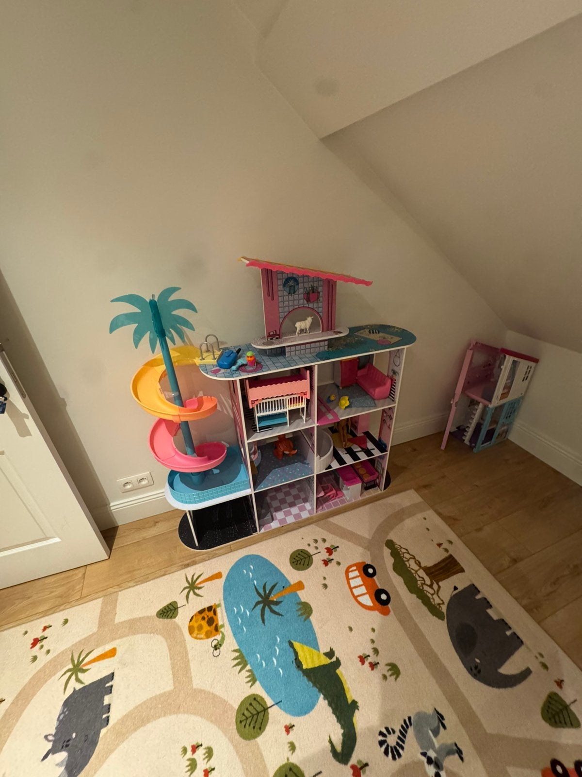 Groot poppenhuis met glijbanen en accessoires, Ophalen, Zo goed als nieuw, Poppenhuis