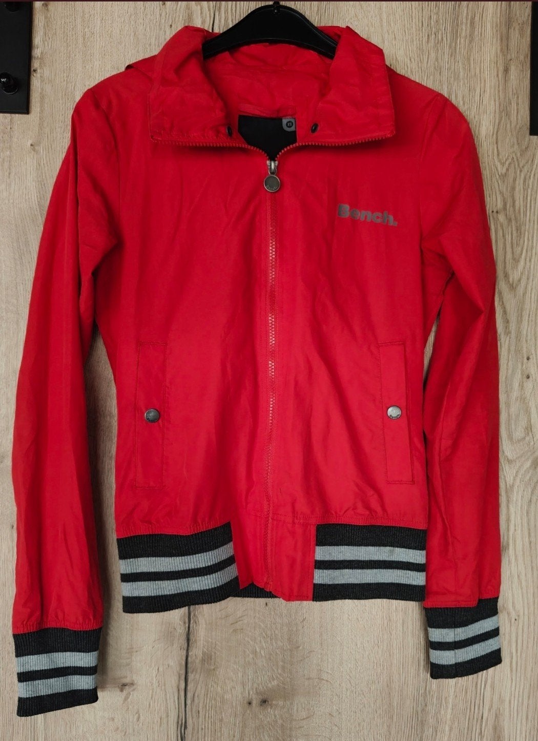 Veste Bench. rouge à capuche – XS
Description, Kleding | Heren, Jassen | Zomer, Ophalen of Verzenden, Rood, Maat 46 (S) of kleiner