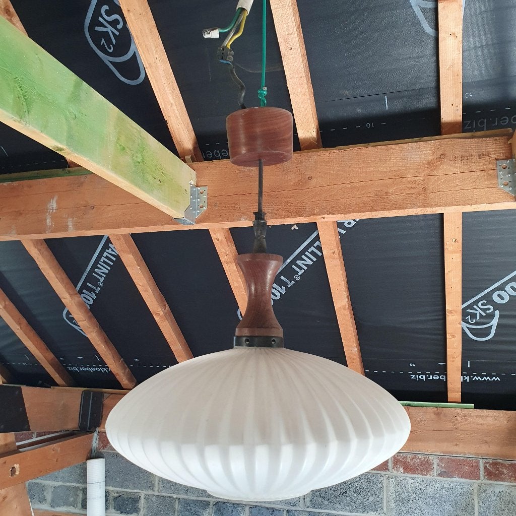 Lustre vintage avec globe en opaline blanc nervuré, Antiquités & Art, Enlèvement