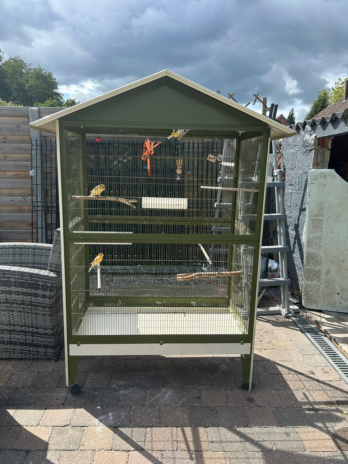 Grote vogelkooi / voliere met toebehoren en kanaries, Dieren en Toebehoren, Ophalen, Gebruikt, Aluminium, Vogelkooi