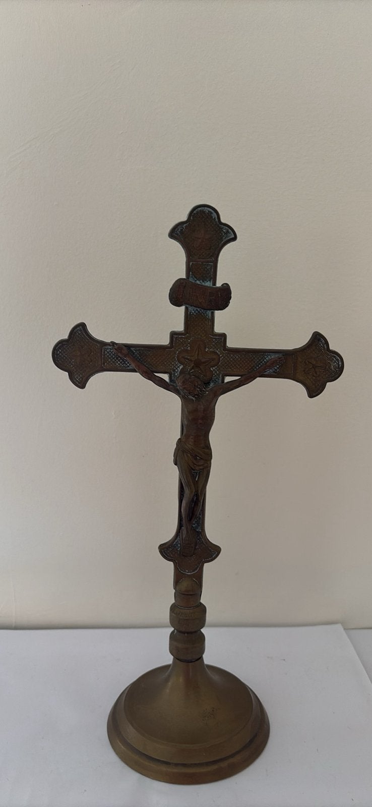 Crucifix d'autel ancien en laiton massif, Antiquités & Art, Enlèvement ou Envoi