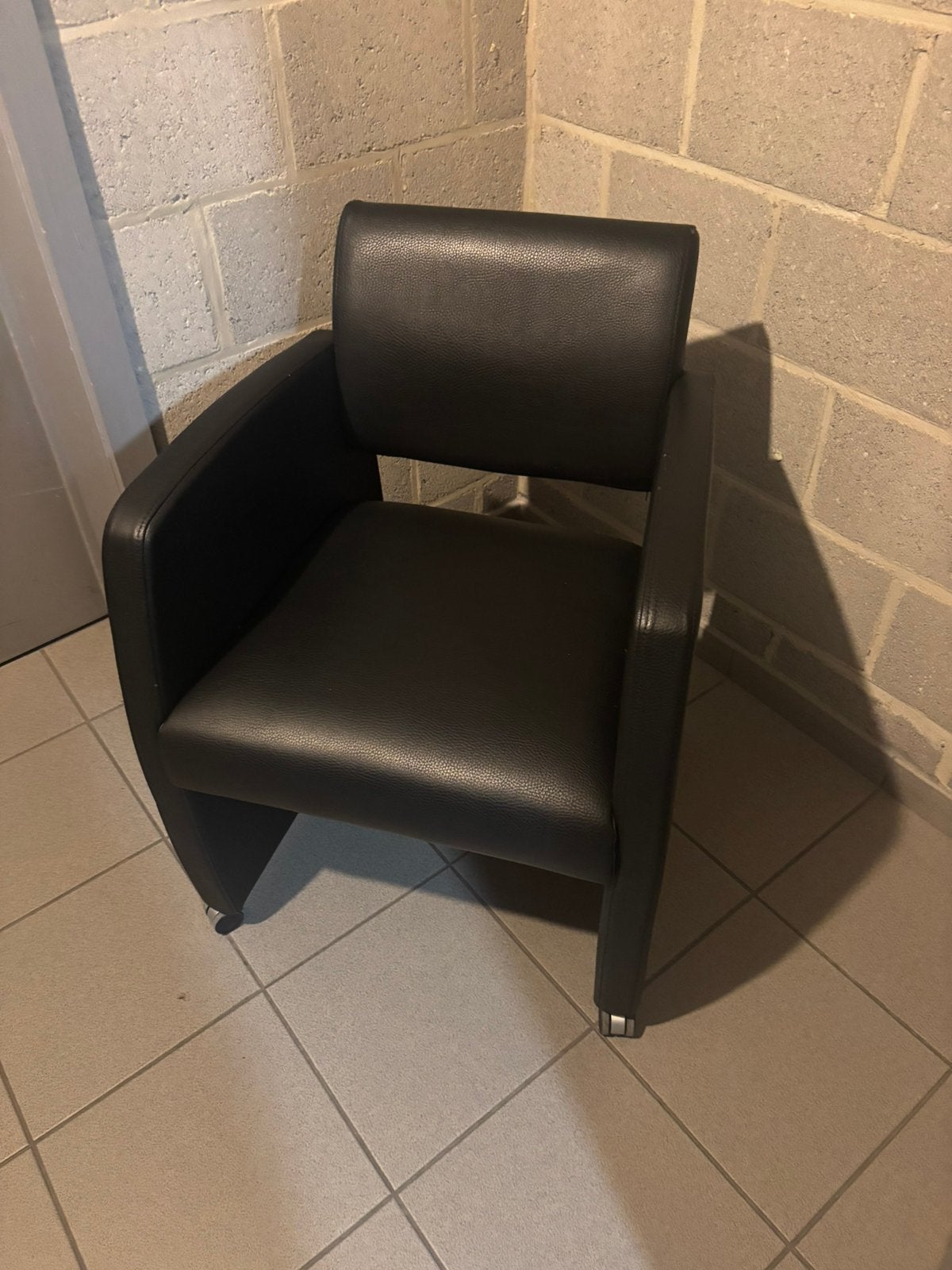 4 CHAISES DE SALLE À MANGER NOIRES SUR ROULETTES, Enlèvement, Utilisé, Modern