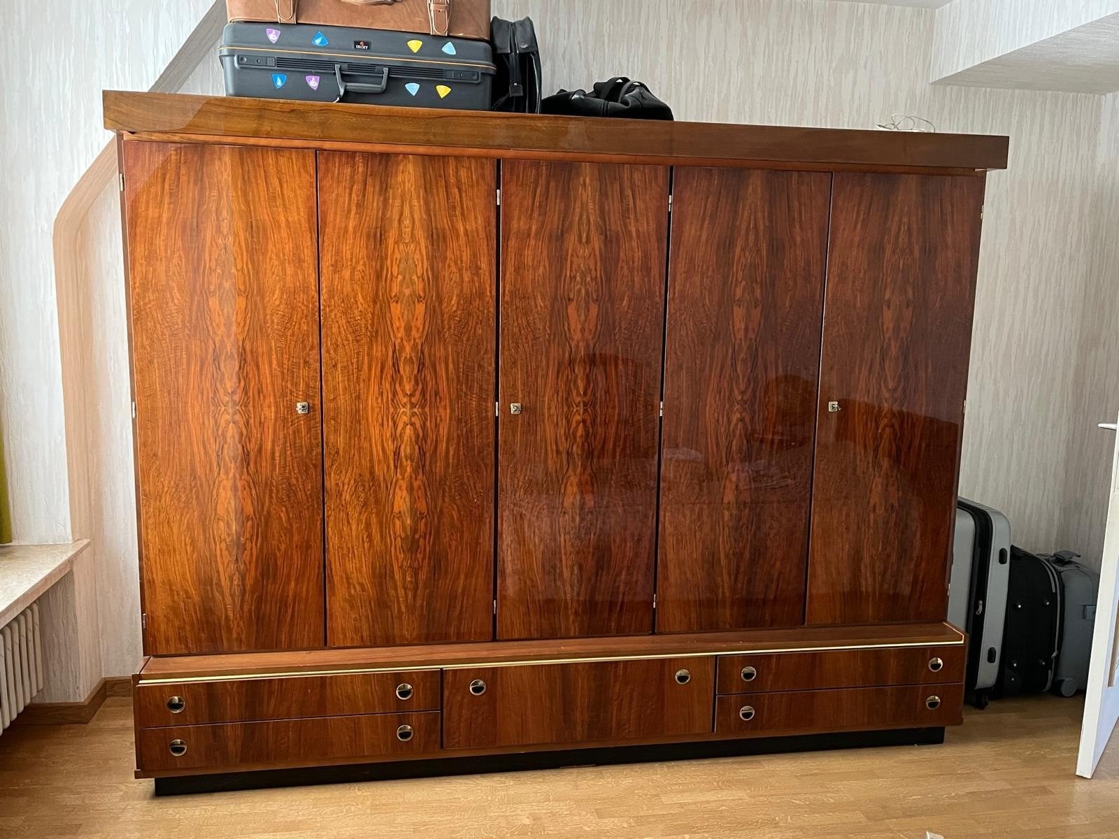Vintage kleerkast, Enlèvement