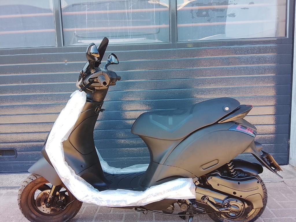 Piaggio Zip 4T Scooter Mat Zwart FULL OPTION (B-KLASSE), Ophalen of Verzenden, Zo goed als nieuw