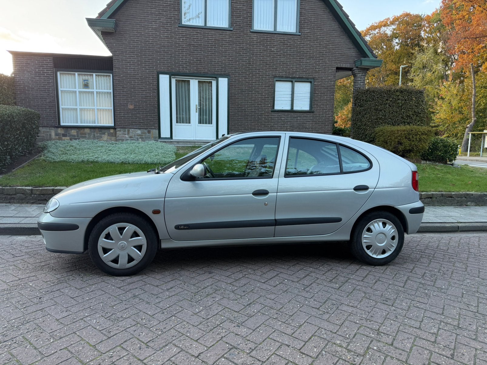 Renault Megane 1.6i essence AUTOMATIQUE 046000 km Airco, Achat, 1586 cm³, Entreprise, Entretenue par le concessionnaire