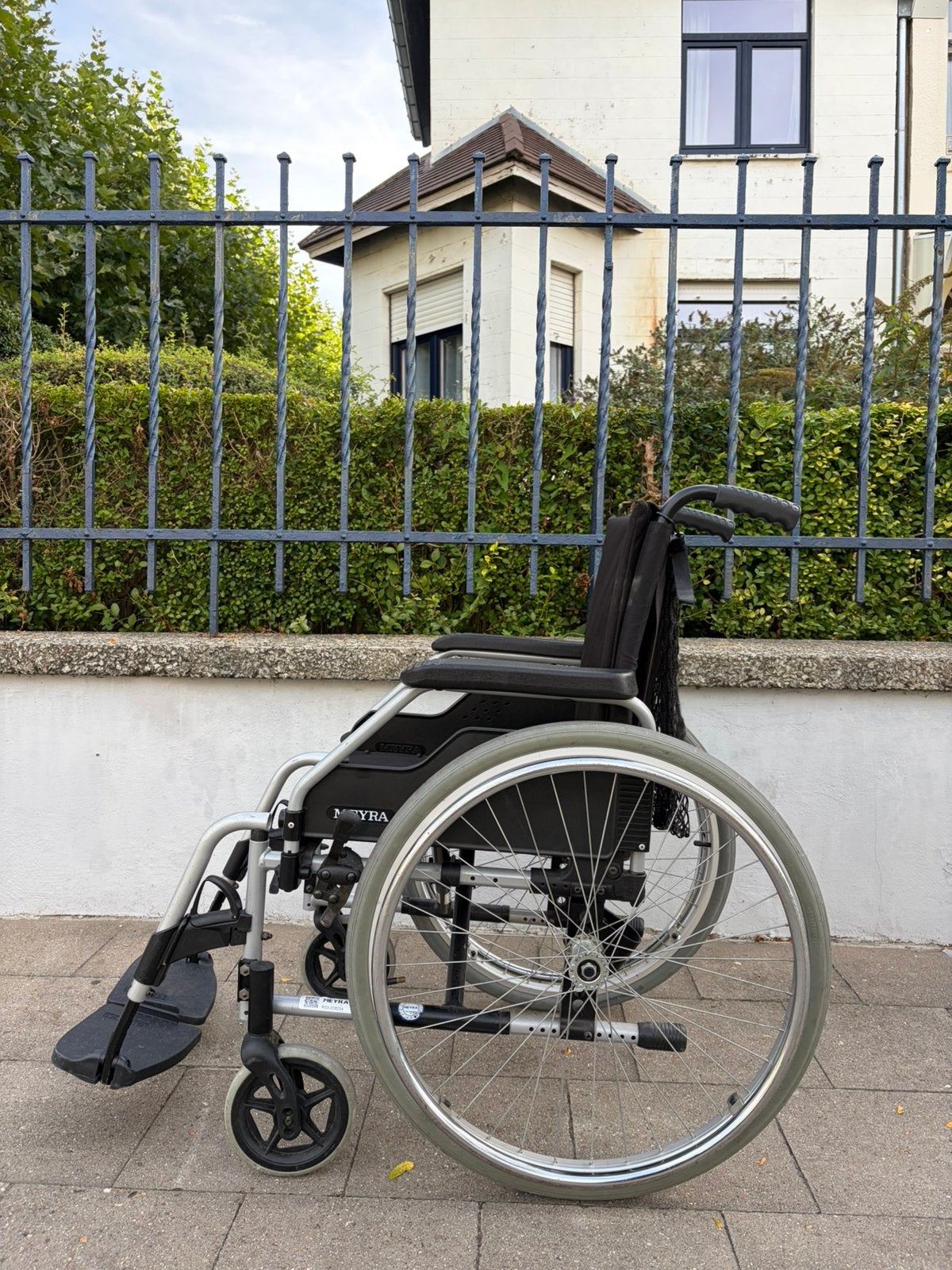 Chaise roulante pliable Meyra etat neuf leger, Divers, Chaises roulantes, Enlèvement ou Envoi, Pliant, Fauteuil roulant manuel