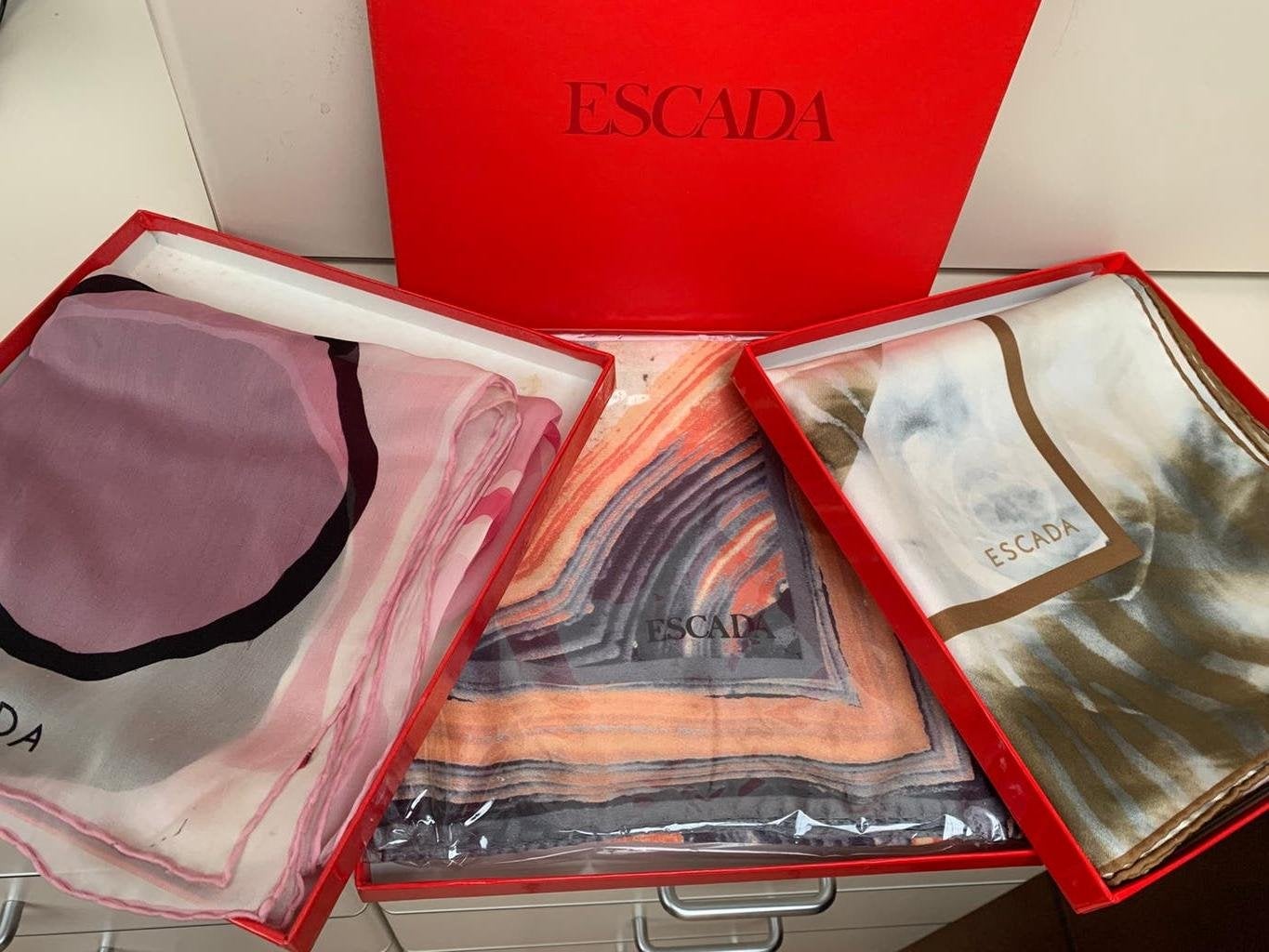 2 Escada foulards, Bijoux, Sacs & Beauté, Enlèvement ou Envoi, Comme neuf